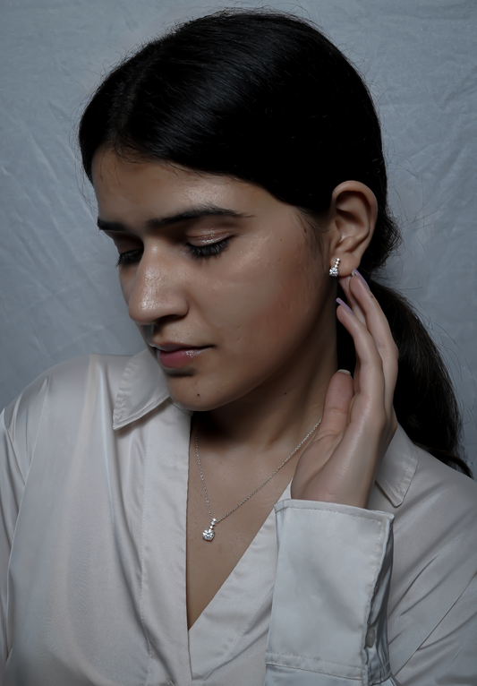 Exquisite necklace and earrings set